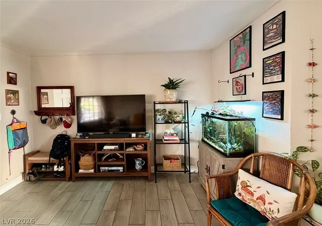 Listing Photo 5 - Condo for sale in building located at 1622 Thelma Ln, Las Vegas, NV 89104