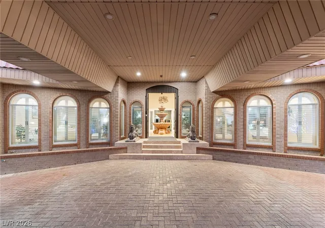 3rd image of 2525 Driftwood Dr, Las Vegas, NV 89107 | MLS# 2758525