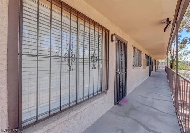 3rd image of 555 S Royal Crest Cir, Las Vegas, NV 89169