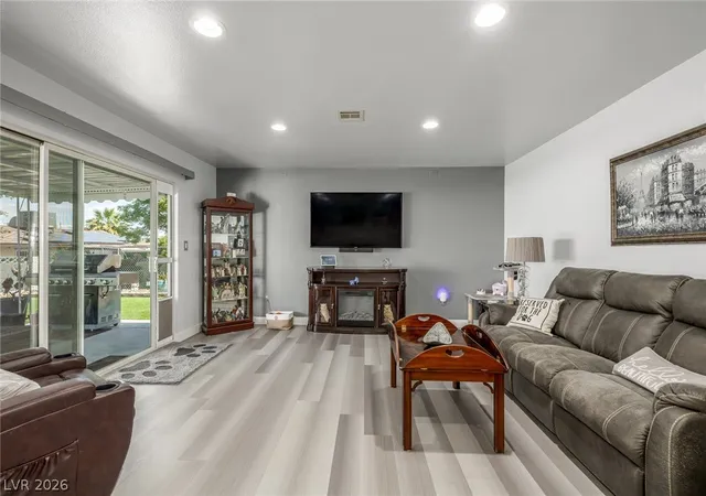 Photo 4 of Single family home for sale at 5204 Holmby Ave, Las Vegas, NV 89146 | MLS# 2769581 | Listing updated on 2026-04-17