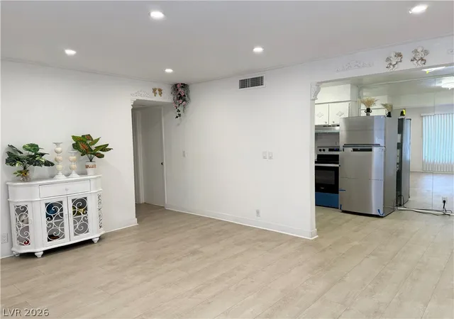 Listing Photo 5 - Condo for sale in building located at 575 S Royal Crest Cir, Las Vegas, NV 89169 - Unit #7
