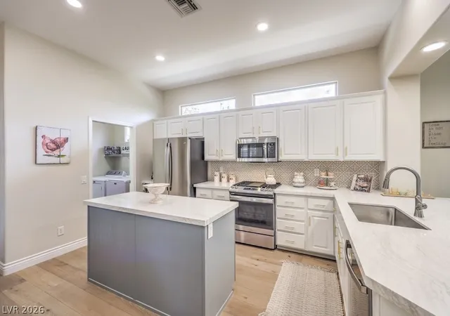 4th image of 26 Emerald Dunes Cir, Henderson, NV 89052 | MLS# 2778664