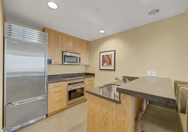 Listing Photo 4 - Condo for sale in building located at 622 Arlington Wy, Las Vegas, NV 89109 - Unit #3921