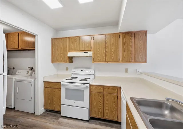 Listing Photo 5 - Condo for sale in building located at 6750 Del Rey Ave, Las Vegas, NV 89146 - Unit #233
