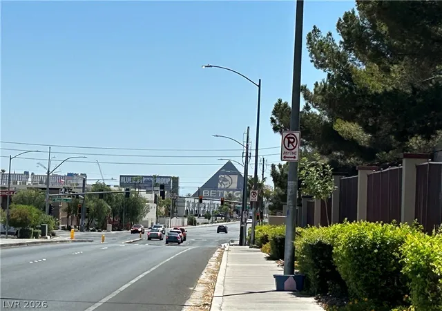 Listing Photo 3 - Condo for sale in building located at 5055 W Hacienda Ave, Las Vegas, NV 89118 - Unit #2004