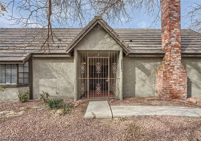 Photo 3 of Townhouse for sale at 3954 Edgemoor Way, Las Vegas, NV 89121 | MLS# 2801285 | Listing updated on 2026-07-18