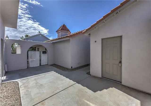 Photo 3 of Single family home for sale at 100 E Kimberly Dr, Henderson, NV 89015 | MLS# 2806372 | Listing updated on 2026-08-17