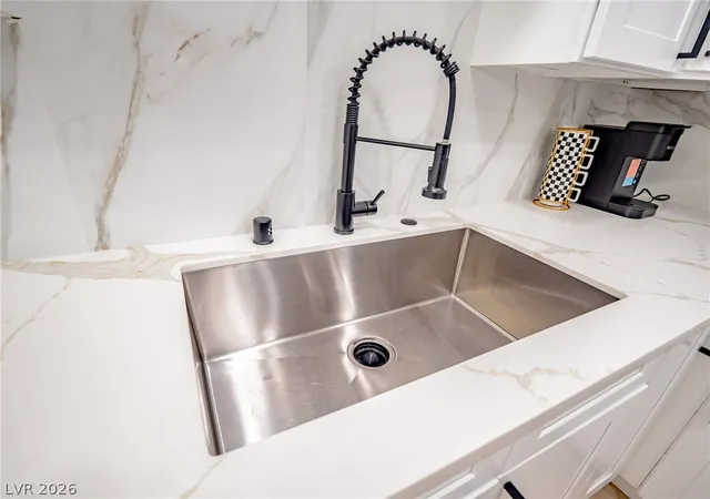 Listing Photo 5 - Condo for sale in building located at 1701 E Katie Ave, Las Vegas, NV 89119 - Unit #72