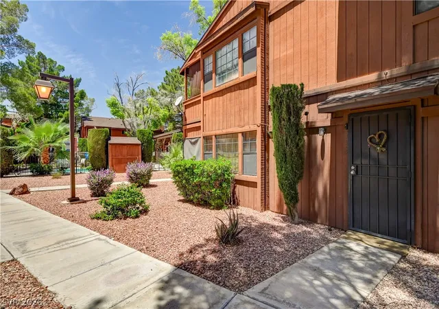 Photo 4 of Townhouse for sale at 5889 Laredo St, Las Vegas, NV 89146 | MLS# 2812659 | Listing updated on 2026-08-28