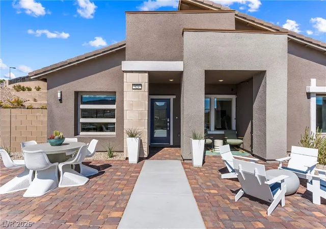 Photo 2 of Sale Pending at 924 Kings Cliff Ln, Las Vegas, NV 89138 | MLS# 2820726 | Listing updated on 2026-09-28