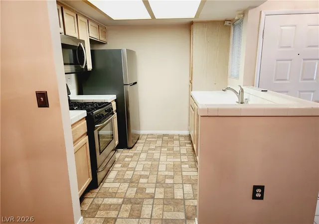 Listing Photo 4 - Condo for sale in building located at 7100 Pirates Cvs Rd, Las Vegas, NV 89145 - Unit #1059