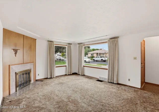 Photo 3 of Sale Pending at 624 E Courtland Ave, Spokane, WA 99207 | MLS# 26-5292 | Listing updated on 2026-10-12