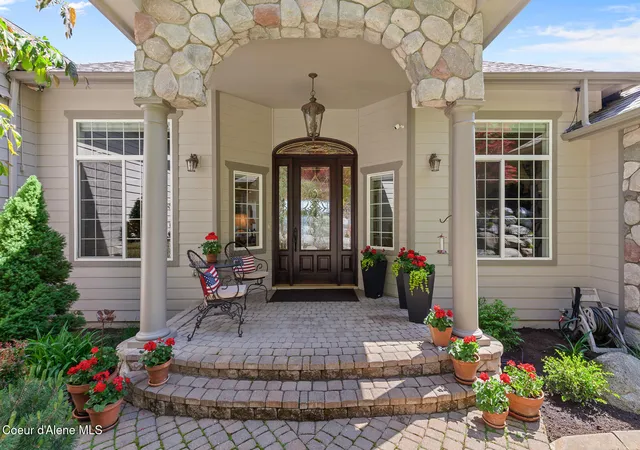 Photo 4 of Sale Pending at 555 W Harbor View Dr, Coeur D'alene, ID 83814 | MLS# 26-5333 | Listing updated on 2026-10-22