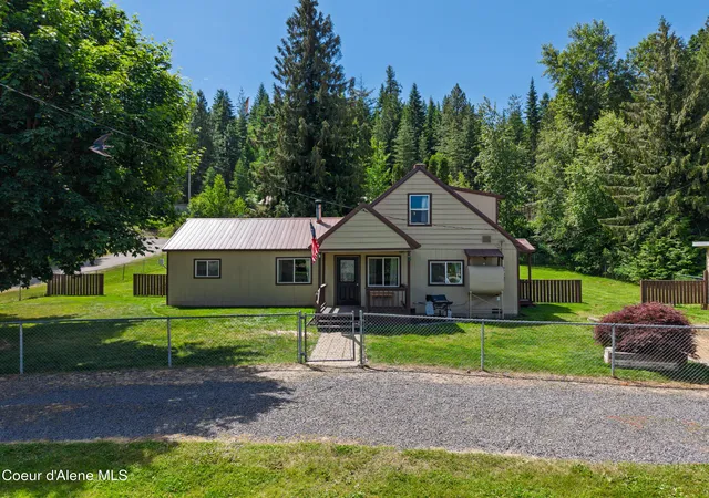 4th image of 2015 Washington Ave, Saint Maries, ID 83861 | MLS# 26-6518