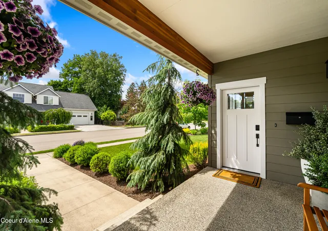 Photo 3 of Single family home for sale at 409 S Boyer Ave, Sandpoint, ID 83864 | MLS# 26-5834 | Listing updated on 2026-09-16