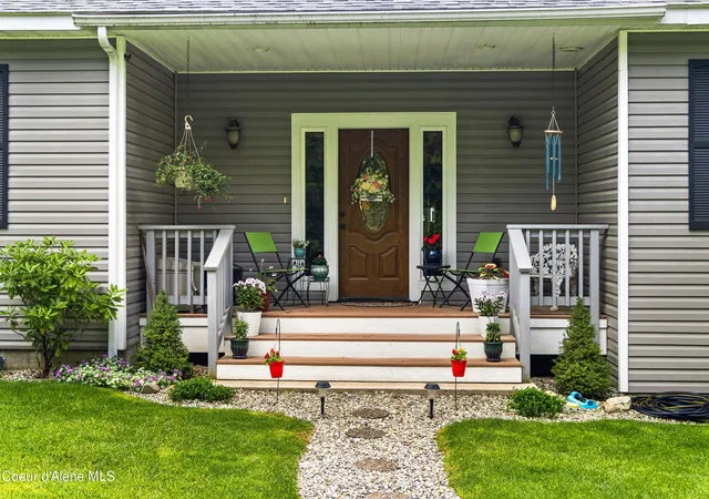 Photo 2 of Single family home for sale at 518 High Rd, Sandpoint, ID 83864 | MLS# 26-6572 | Listing updated on 2026-06-26