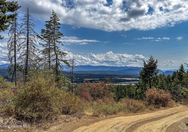 Photo 2 of Single family home for sale at 2251 Hulett Hill Dr, Sandpoint, ID 83864 | MLS# 26-8774 | Listing updated on 2026-08-28