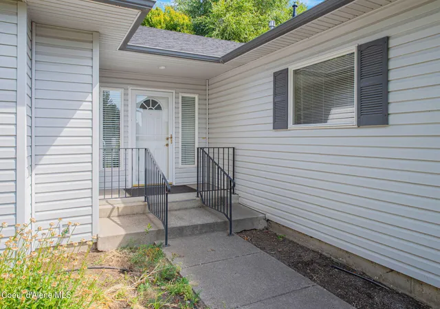 Photo 3 of Sale Pending at 1015 W Fairview Dr, Hayden, ID 83835 | MLS# 26-8797 | Listing updated on 2026-09-11