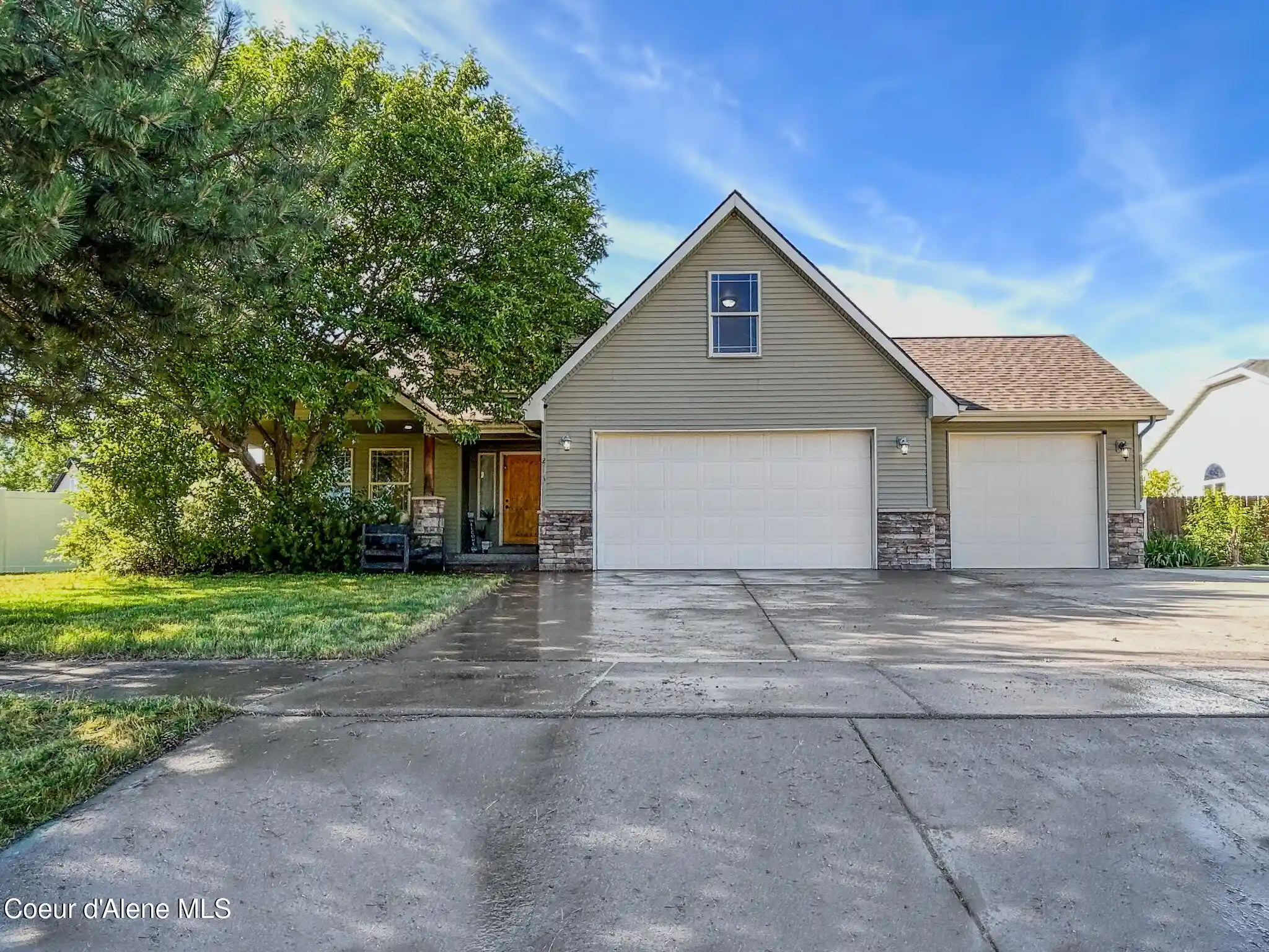 Photo 1 of Sale Pending at 2729 W Porthill Ct, Hayden, ID 83835 | MLS# 26-10253 | Listing updated on 2026-10-27