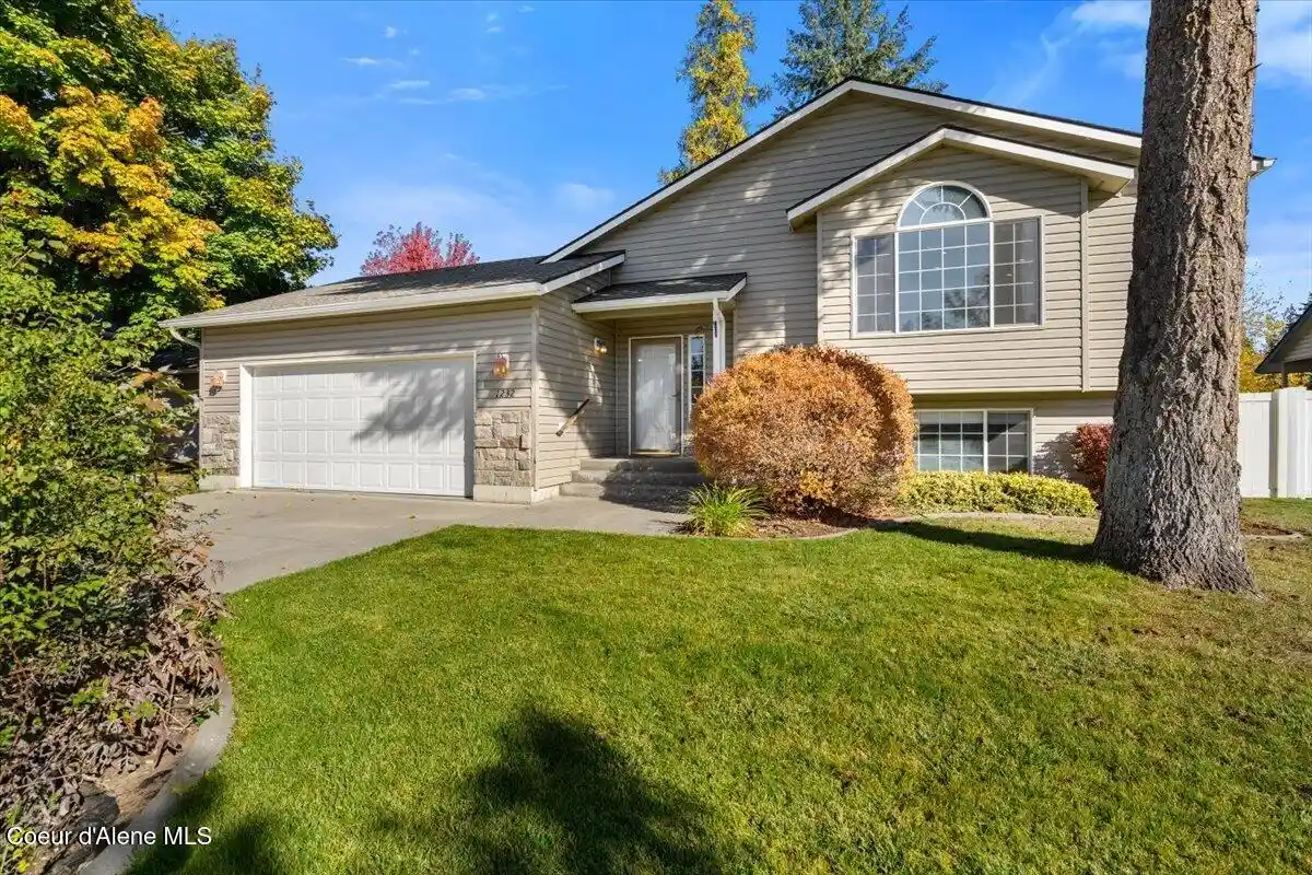 Photo 1 of Single family home for sale at 1232 W Edgewood Cir, Coeur D Alene, ID 83815 | MLS# 26-10287 | Listing updated on 2026-10-16
