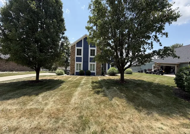 Photo 2 of Single family home for sale at 895 Padre Ln, Greenwood, IN 46143 | MLS# 21989106 | Listing updated on 2026-10-01