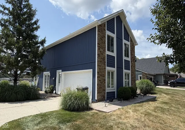 Photo 3 of Single family home for sale at 895 Padre Ln, Greenwood, IN 46143 | MLS# 21989106 | Listing updated on 2026-10-01