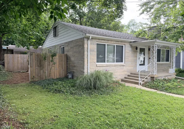 Photo 3 of Sale Pending at 812 S Grant Ave, Crawfordsville, IN 47933 | MLS# 22018063 | Listing updated on 2026-09-21