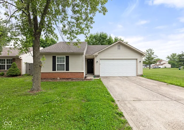 Photo 3 of Sale Pending at 6227 Long River Ln, Indianapolis, IN 46221 | MLS# 22043246 | Listing updated on 2026-09-30