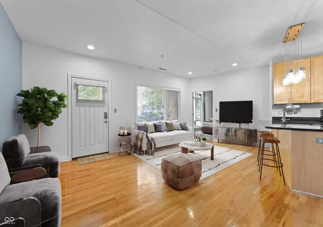Homes for sale in Indianapolis, IN | 932 N Broadway St #4, Indianapolis, IN 46202 | MLS# 22045667