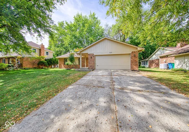 2nd image of 910 Summitcrest Dr, Indianapolis, IN 46241 | MLS# 22066205