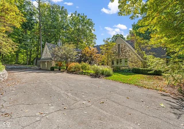 Homes for sale in Indianapolis, IN | 6047 Brokenhurst Rd, Indianapolis, IN 46220 | MLS# 22066687