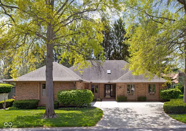Photo 2 of Sale Pending at 947 Tamarack Cir N Dr, Indianapolis, IN 46260 | MLS# 22071187 | Listing updated on 2026-09-24
