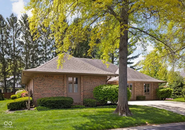 Photo 3 of Sale Pending at 947 Tamarack Cir N Dr, Indianapolis, IN 46260 | MLS# 22071187 | Listing updated on 2026-09-24