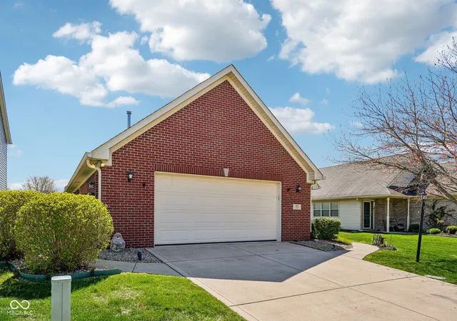 3rd image of 933 Amesbury Ct, Indianapolis, IN 46217 | MLS# 22071410