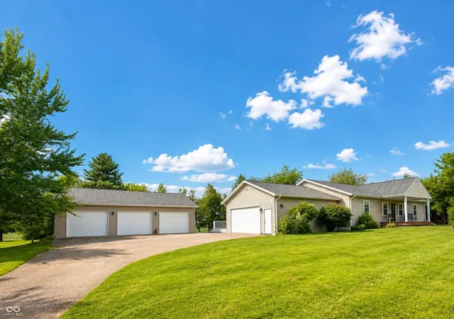 2nd image of 201 Janeway Dr, Veedersburg, IN 47987 | MLS# 22072449