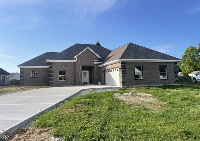 Single family home for sale at 2534 Chrystal Woods Dr, Kokomo, IN 46901 | MLS# 22074206