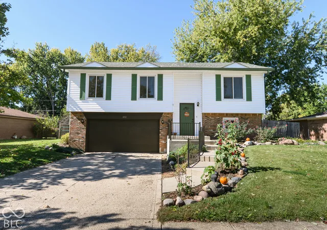Photo 1 of Single family home for sale at 492 Pelenor Dr, Franklin, IN 46131 | MLS# 22074628 | Listing updated on 2026-10-22