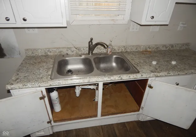 Photo 3 of Single family home for sale at 727 W 9th Street, Anderson, IN 46016 | MLS# 22074791 | Listing updated on 2026-10-06