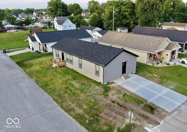 Homes for sale in Brownstown, IN | 819 W Tanner St, Brownstown, IN 47220 | MLS# 22075839