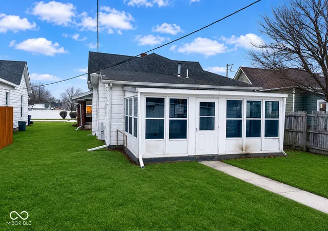 Homes for sale in Elwood, IN | 718 Main St, Elwood, IN 46036 | MLS# 22078461
