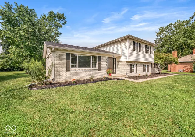 2nd image of 420 Lindsay Ct, Indianapolis, IN 46214 | MLS# 22080106