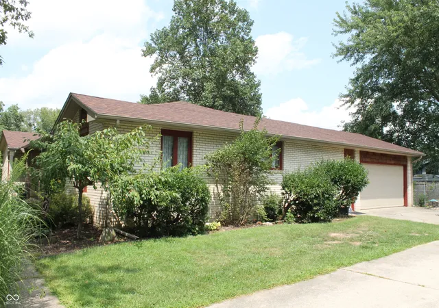 Photo 3 of Single family home for sale at 441 Mutton Crk Dr, Seymour, IN 47274 | MLS# 22081507 | Listing updated on 2026-09-17