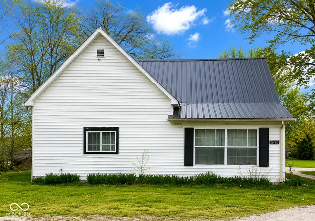 Photo 2 of Sale Pending at 3080 E Linn Ave, Terre Haute, IN 47805 | MLS# 22083343 | Listing updated on 2026-08-19