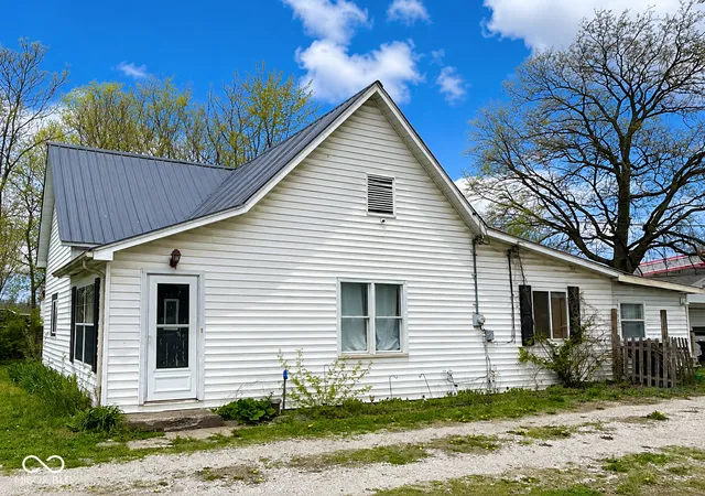 Photo 2 of Sale Pending at 3080 E Linn Ave, Terre Haute, IN 47805 | MLS# 22083343 | Listing updated on 2026-08-19