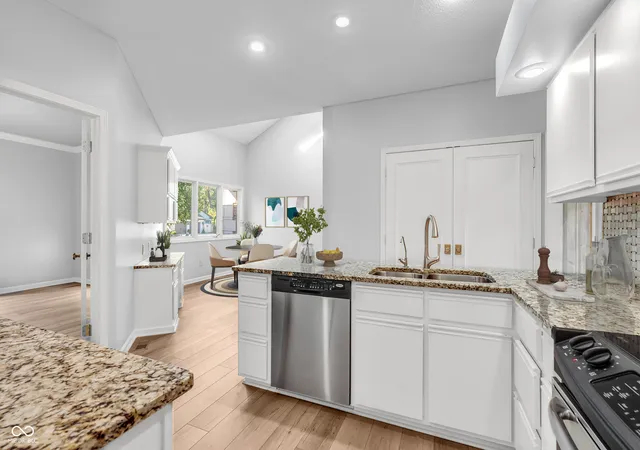 3rd image of 958 Tamarack Circle North Dr, Indianapolis, IN 46260 | MLS# 22083738