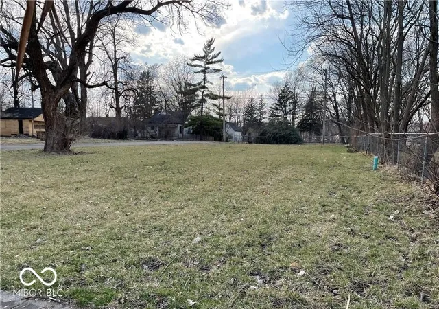 2nd image of 2215 Locust St, Anderson, IN 46016 | MLS# 22083788