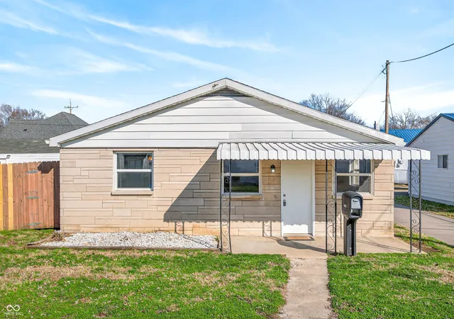 Homes for sale in Columbus, IN | 2031 Elm St, Columbus, IN 47201 | MLS# 22088668