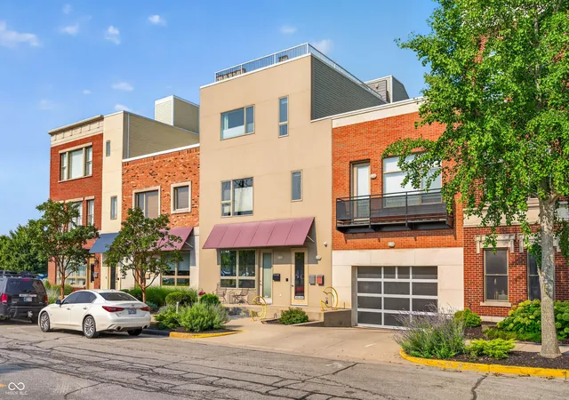 1st image of 1014 Jackson St, Columbus, IN 47201 | MLS# 22088874