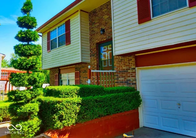Photo 1 of Single family home for sale at 9425 Pepperidge Dr, Indianapolis, IN 46235 | MLS# 22089597 | Listing updated on 2026-08-18