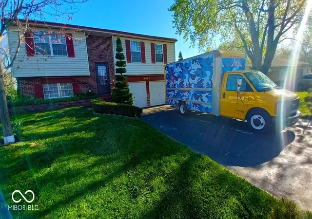 Photo 3 of Single family home for sale at 9425 Pepperidge Dr, Indianapolis, IN 46235 | MLS# 22089597 | Listing updated on 2026-08-18